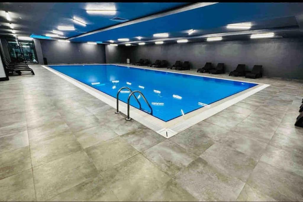 33 Floor Cozy With Balcony Gym Pool